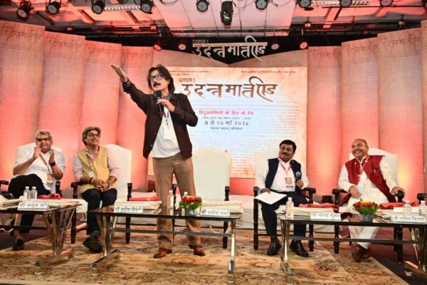 भारत भवन में पत्रकारिता और मीडिया के मुद्दों पर चर्चा करते वरिष्ठ पत्रकारों की परिचर्चा।
