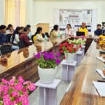 कार्यशाला में शामिल विद्यार्थी और विशेषज्ञ, सांस्कृतिक विरासत संरक्षण पर चर्चा करते हुए।