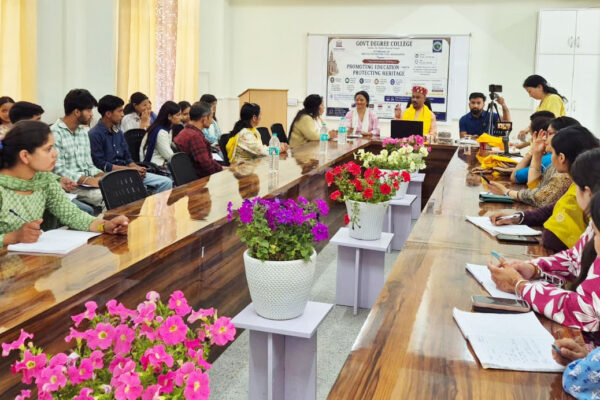 कार्यशाला में शामिल विद्यार्थी और विशेषज्ञ, सांस्कृतिक विरासत संरक्षण पर चर्चा करते हुए।