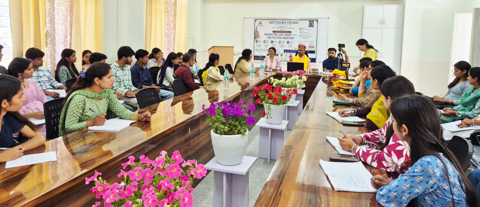 कार्यशाला में शामिल विद्यार्थी और विशेषज्ञ, सांस्कृतिक विरासत संरक्षण पर चर्चा करते हुए।
