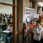 परीक्षा हॉल में चिंतित छात्र, NEET पेपर लीक विवाद और शिक्षा व्यवस्था पर सवाल उठाता दृश्य।