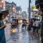 बारिश भरी शाम में दूर खड़े दो भारतीय प्रेमी, उनके बीच धुंध और भावनात्मक दूरी, मोहब्बत और इंतजार का सिनेमाई दृश्य।