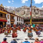 लद्दाख के हेमिस मठ में रंग-बिरंगे मुखौटे पहनकर छम नृत्य प्रस्तुत करते बौद्ध भिक्षु, चारों ओर श्रद्धालुओं और पर्यटकों की भीड़।