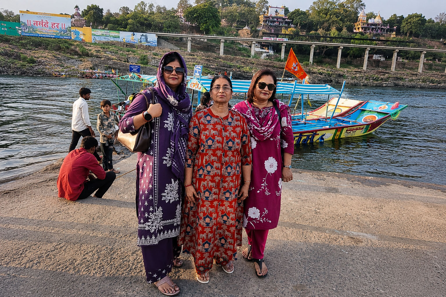 इंदौर में साहित्यिक सम्मान प्राप्त करती कवयित्री, ओंकारेश्वर और महाकालेश्वर ज्योतिर्लिंग दर्शन की आध्यात्मिक यात्रा