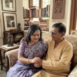 अपने परिवार के साथ खड़े एक स्नेही और संघर्षशील भारतीय पिता का भावपूर्ण दृश्य, जो प्रेम, त्याग, सुरक्षा और पारिवारिक मूल्यों का प्रतीक है।