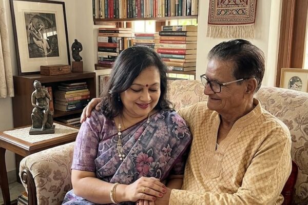 अपने परिवार के साथ खड़े एक स्नेही और संघर्षशील भारतीय पिता का भावपूर्ण दृश्य, जो प्रेम, त्याग, सुरक्षा और पारिवारिक मूल्यों का प्रतीक है।