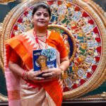 डेस्क पर बैठकर लेखन करती हुई भारतीय शिक्षिका और कवयित्री, सामने डायरी और पुस्तकें, साहित्यिक वातावरण में प्रेरणादायक व्यक्तित्व का चित्र।