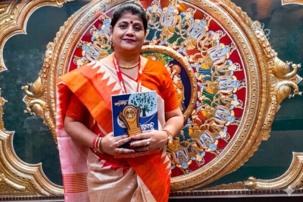 डेस्क पर बैठकर लेखन करती हुई भारतीय शिक्षिका और कवयित्री, सामने डायरी और पुस्तकें, साहित्यिक वातावरण में प्रेरणादायक व्यक्तित्व का चित्र।