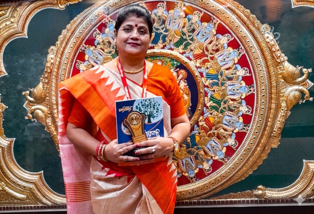 डेस्क पर बैठकर लेखन करती हुई भारतीय शिक्षिका और कवयित्री, सामने डायरी और पुस्तकें, साहित्यिक वातावरण में प्रेरणादायक व्यक्तित्व का चित्र।