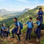 एक-दूसरे का हाथ थामकर आगे बढ़ते विद्यार्थी, जो एकता, सहयोग और आत्मविश्वास का प्रतीक हैं।