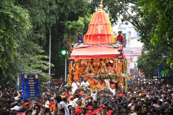 पुणे में निकली श्री श्री जगन्नाथ रथयात्रा