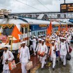 दादर से पंढरपुर जाने वाली आषाढ़ी वारी 2026 विशेष ट्रेन में यात्रा करते श्रद्धालु