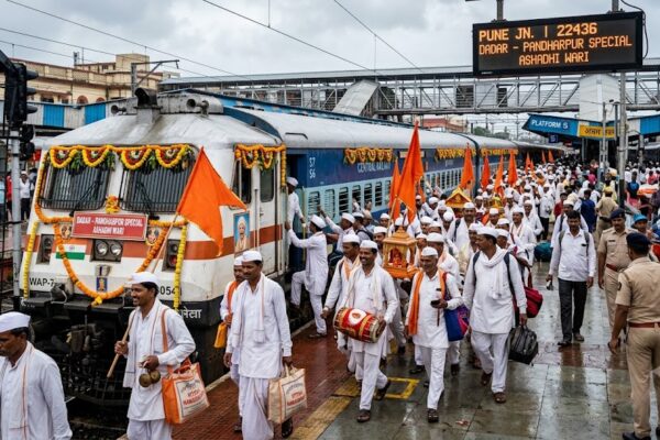 दादर से पंढरपुर जाने वाली आषाढ़ी वारी 2026 विशेष ट्रेन में यात्रा करते श्रद्धालु