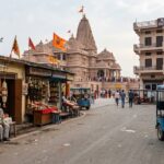 राम मंदिर के पास श्रद्धालुओं की आवाजाही के बीच ग्राहकों का इंतजार करते अयोध्या के स्थानीय दुकानदार