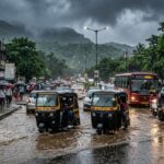 पुणे में मूसलाधार बारिश के दौरान जलभराव, सड़क पर चलते वाहन और घने बादल