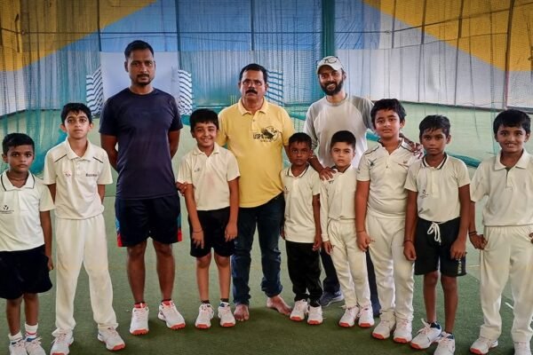 द्रोणाचार्य पुरस्कार से सम्मानित क्रिकेट कोच दिनेश लाड, रोहित शर्मा के गुरु और भारतीय क्रिकेट की नई प्रतिभाओं को प्रशिक्षित करते हुए।
