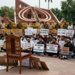 "दिल्ली के जंतर-मंतर पर नीट पेपर लीक के विरोध में प्रदर्शन, शिक्षा मंत्री के इस्तीफ़े की मांग और सोनम वांगचुक के अनशन का प्रतीकात्मक दृश्य।"