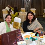 दो महिला मित्र मुस्कुराते हुए साथ चलती हुई