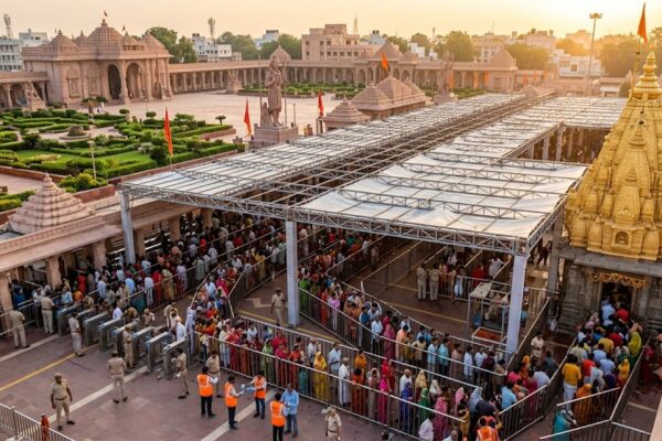 उज्जैन के श्री महाकालेश्वर मंदिर और महाकाल महालोक में श्रद्धालुओं की लंबी कतारें, सावन की तैयारियां और शीघ्र दर्शन व्यवस्था का यथार्थवादी दृश्य।