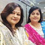 दो सखियों के बीच गहरी दोस्ती और आत्मीय रिश्ते को दर्शाता दृश्य