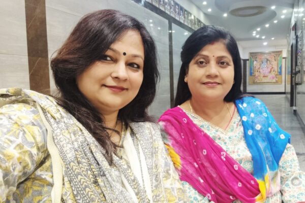 दो सखियों के बीच गहरी दोस्ती और आत्मीय रिश्ते को दर्शाता दृश्य