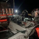 बालोतरा में डंपर से टकराने के बाद पूरी तरह क्षतिग्रस्त स्कॉर्पियो और मौके पर राहत-बचाव कार्य