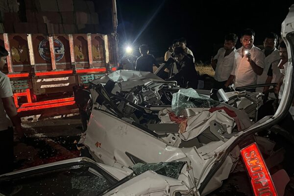 बालोतरा में डंपर से टकराने के बाद पूरी तरह क्षतिग्रस्त स्कॉर्पियो और मौके पर राहत-बचाव कार्य