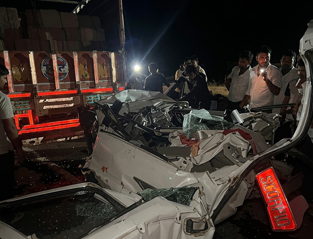 बालोतरा में डंपर से टकराने के बाद पूरी तरह क्षतिग्रस्त स्कॉर्पियो और मौके पर राहत-बचाव कार्य