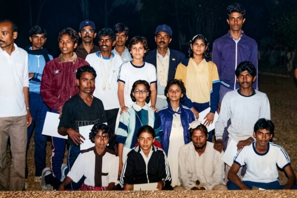 नागपुर रेलवे स्टेशन पर चलती ट्रेन में चढ़ती एक महिला फेंसिंग खिलाड़ी को बचाता नीली जर्सी पहने खिलाड़ी का भावनात्मक दृश्य।