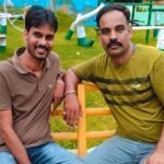 दो बचपन के दोस्त वर्षों बाद मिलते हुए, सच्ची दोस्ती और पुराने रिश्ते को दर्शाता भावनात्मक दृश्य।