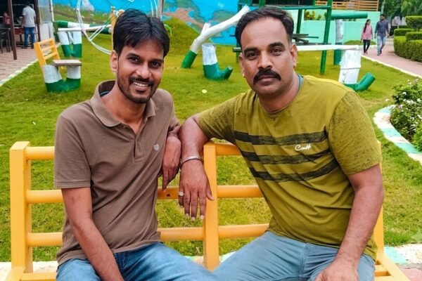 दो बचपन के दोस्त वर्षों बाद मिलते हुए, सच्ची दोस्ती और पुराने रिश्ते को दर्शाता भावनात्मक दृश्य।