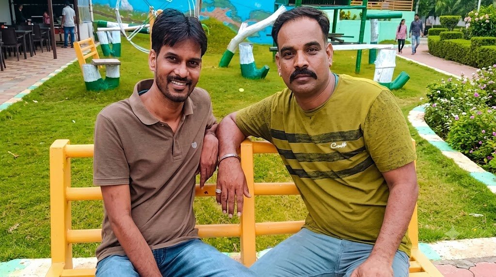 दो बचपन के दोस्त वर्षों बाद मिलते हुए, सच्ची दोस्ती और पुराने रिश्ते को दर्शाता भावनात्मक दृश्य।