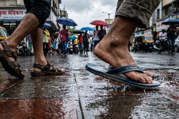 बारिश में गीली सड़क पर फिसलती चप्पल और एंटी-स्लिप स्लिपर का प्रदर्शन