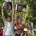छात्र आंदोलन में पोस्टर और तख्तियां लिए प्रदर्शन करते युवा विद्यार्थी, जिनमें जेनजी का आक्रोश और बदलाव की मांग स्पष्ट दिखाई दे रही है।