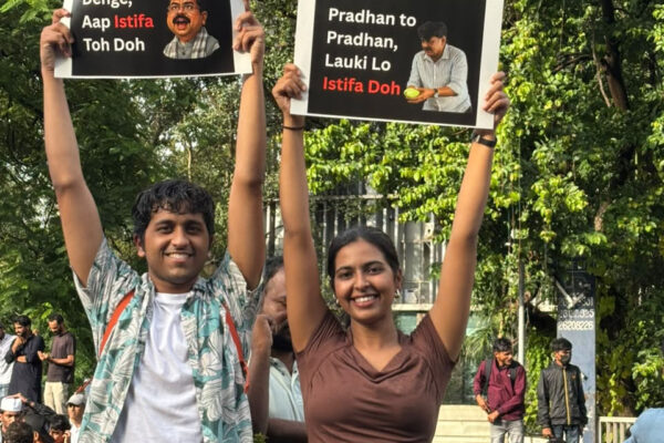 छात्र आंदोलन में पोस्टर और तख्तियां लिए प्रदर्शन करते युवा विद्यार्थी, जिनमें जेनजी का आक्रोश और बदलाव की मांग स्पष्ट दिखाई दे रही है।