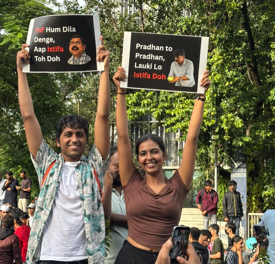 छात्र आंदोलन में पोस्टर और तख्तियां लिए प्रदर्शन करते युवा विद्यार्थी, जिनमें जेनजी का आक्रोश और बदलाव की मांग स्पष्ट दिखाई दे रही है।