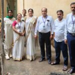 त्रिमूर्ति हाई स्कूल में स्वतंत्रता दिवस समारोह के दौरान तिरंगा फहराते अतिथि और विद्यार्थी