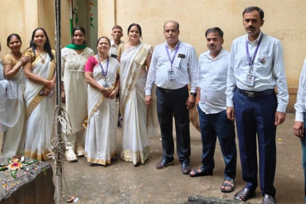 त्रिमूर्ति हाई स्कूल में स्वतंत्रता दिवस समारोह के दौरान तिरंगा फहराते अतिथि और विद्यार्थी