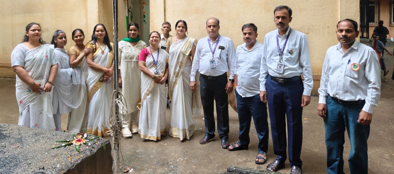 त्रिमूर्ति हाई स्कूल में स्वतंत्रता दिवस समारोह के दौरान तिरंगा फहराते अतिथि और विद्यार्थी