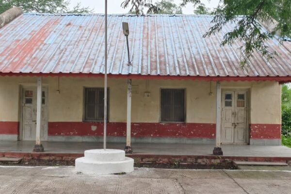 पुराना डाक बंगला और उसके बरामदे से बदलते कस्बे की कहानी