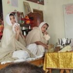 महिदपुर रोड में चातुर्मास के दौरान धर्मसभा को संबोधित करतीं साध्वी डॉ. अमृतरसा श्रीजी