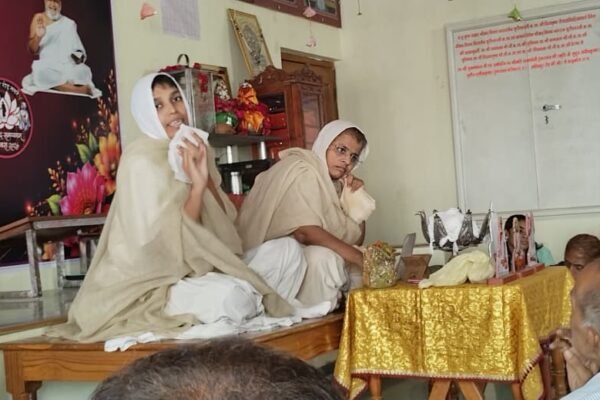 महिदपुर रोड में चातुर्मास के दौरान धर्मसभा को संबोधित करतीं साध्वी डॉ. अमृतरसा श्रीजी