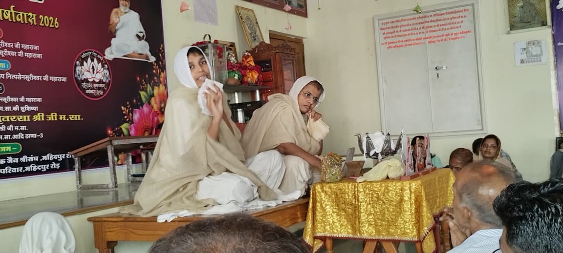 महिदपुर रोड में चातुर्मास के दौरान धर्मसभा को संबोधित करतीं साध्वी डॉ. अमृतरसा श्रीजी