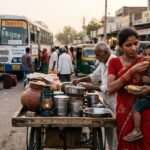 सड़क किनारे पुचका खाते माँ और बच्चे का भावुक यथार्थवादी दृश्य