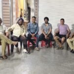 फ्रेंडशिप डे पर महिदपुर रोड के मोहल्ला परिवार के सदस्य एक साथ उत्सव मनाते हुए.