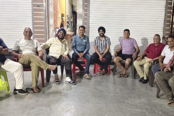 फ्रेंडशिप डे पर महिदपुर रोड के मोहल्ला परिवार के सदस्य एक साथ उत्सव मनाते हुए.