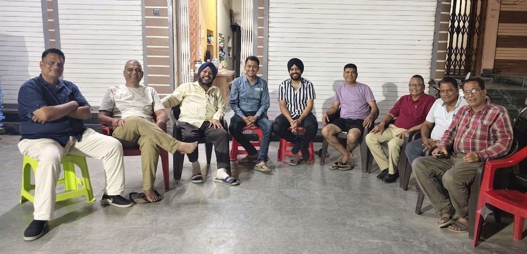 फ्रेंडशिप डे पर महिदपुर रोड के मोहल्ला परिवार के सदस्य एक साथ उत्सव मनाते हुए.