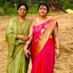 अपनी ननद और प्रिय मित्र के साथ मुस्कुराती हुई एक भारतीय महिला, जो विश्वास, अपनापन, प्रेरणा और जीवनभर की सच्ची मित्रता का प्रतीक है।