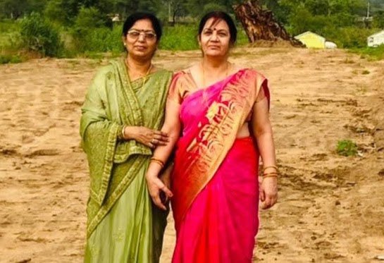 अपनी ननद और प्रिय मित्र के साथ मुस्कुराती हुई एक भारतीय महिला, जो विश्वास, अपनापन, प्रेरणा और जीवनभर की सच्ची मित्रता का प्रतीक है।