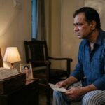 पत्नी की याद में अकेला बैठा व्यक्ति और उसके सामने रखी कुर्सी, भावुक प्रेम कहानी